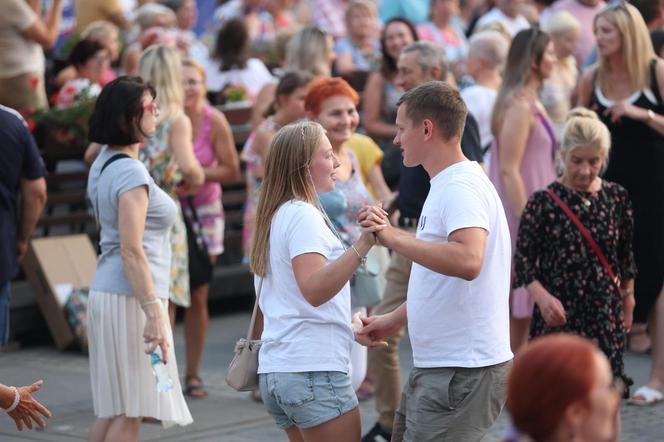 Potańcówka pod Teatrem Śląskim w Katowicach. Tłumy wręcz oszalały ZDJĘCIA