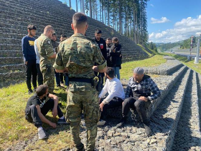 Zatrzymano 25 nielegalnych imigrantów z Syrii. Chcieli dotrzeć do Niemiec