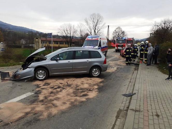 Jedna osoba w szpitalu po WYPADKU w Kąclowej! Peugeot TOTALNIE rozbity!