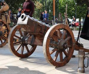 Salwy armatnie w centrum Lublina. Tak wyglądała inscenizacja historyczna na pl. Litewskim