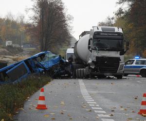 Śmiertelny wypadek na DK50. Zderzyły się dwa samochody. Dwie osoby nie żyją, dwie są ranne