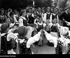 Uśmiechnięci Polacy, stroje ludowe, tańce i huczne pożegnanie lata. Tak obchodzono dożynki kilkadziesiąt lat temu