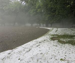 Nawałnica nad Gnieznem. Miasto zalały strumienie wody po ulewie i gradobiciu [ZDJĘCIA].