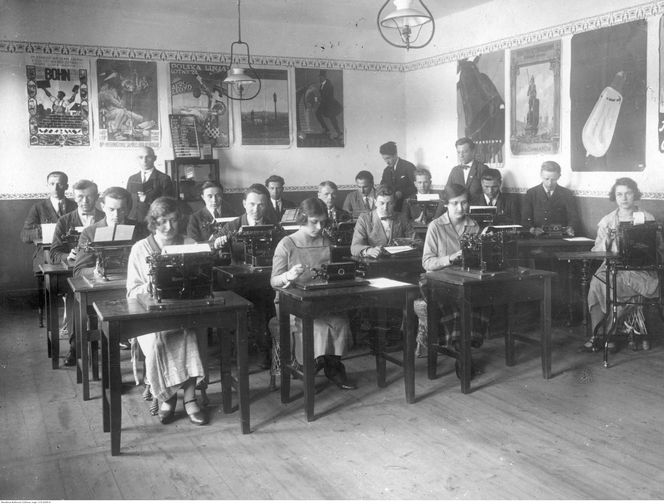 Tak wyglądały bydgoskie szkoły ponad 100 lat temu. Na archiwalnych zdjęciach widać uczniów uczących się pisać na maszynach, szkolne gabinety lekarskie