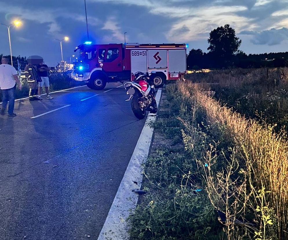 Wypadek przy S8 pod Wołominem. Motocyklista wjechał w grupę osób! W akcji śmigłowiec LPR