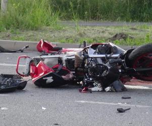 Kia roztrzaskała motocykl, kask toczył się po jezdni. Tragiczny wypadek pod Warszawą