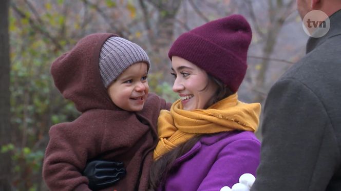 Na Wspólnej, odc. 3958. Alan (Jakub Wiszniewski), Wiola (Patrycja Franczak), Alanek junior (Ksawery Górski) 