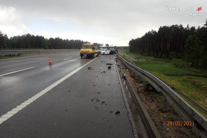 Rybnik: 42-latek czekał na pasie awaryjnym. Zginął przez 20-latka pędzącego swoim BMW