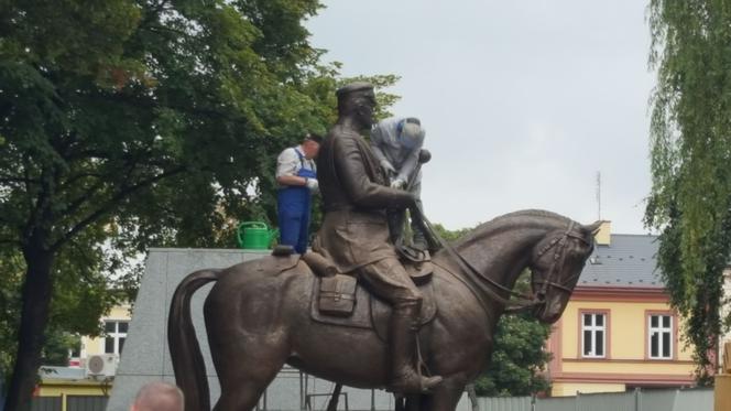 Trwa montaż pomnika marszałka Piłsudskiego