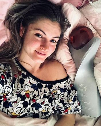 Martyna Grajber w łóżku z pucharem