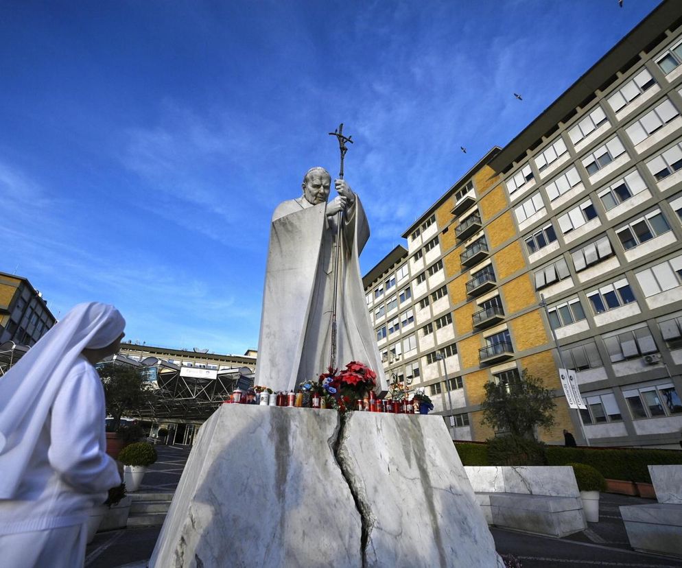 Watykan/ Rzecznik: papież kontynuuje terapię w szpitalu