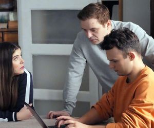 Barwy szczęścia odc. 3209. Agata (Natalia Zambrzycka), Ignacy (Olaf Staszkiewicz), Hubert (Marek Molak)