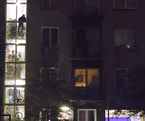 Furiat szalał na Mokotowie. Zrzucał meble na samochody