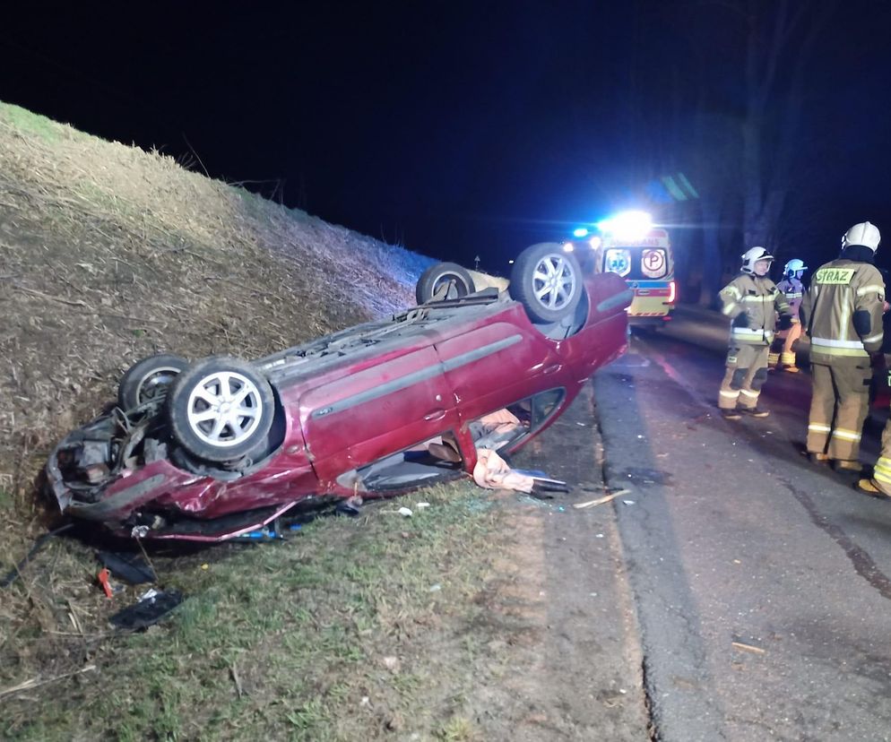 W Łasinie dachowało auto. Jedna osoba trafiła do szpitala 