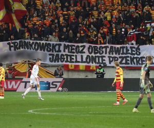 Kibice wywielisli transparent i wtedy się zaczęło!