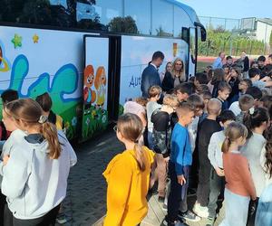 Dzieciaki ze Szkoły Podstawowej w Konarzycach mają nowy kolorowy autobus szkolny. ZDJĘCIA