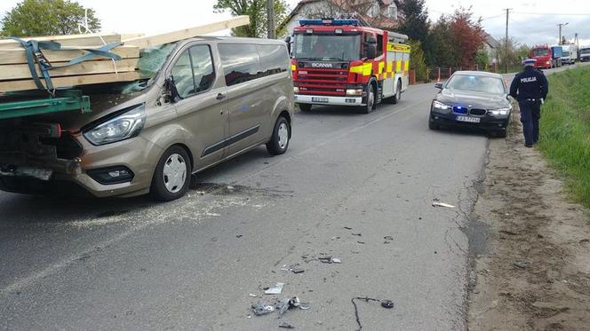 Wypadek jak z koszmaru. Ford przebity drewnianym ładunkiem