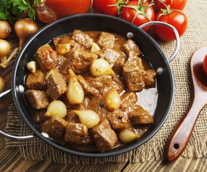 Karkówka w sosie cebulowym – duszona, aromatyczna i rozpływająca się w ustach