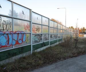 Nikt nie chce zmyć graffiti z wiaduktu. Urzędniczy ping pong na Choszczówce