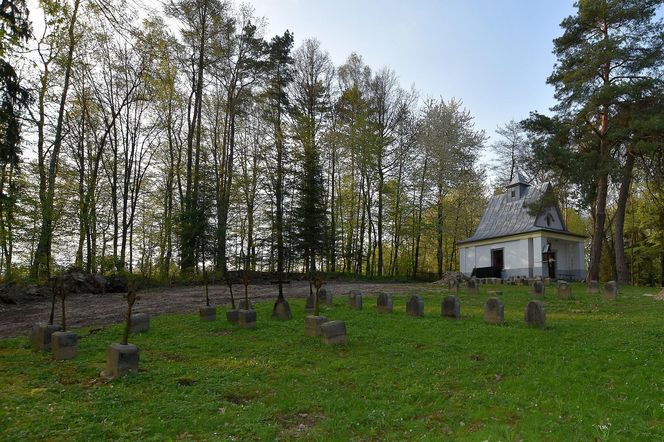 To niezwykłej urody wieś w Małopolsce. Kiedyś mieszkało w niej siedmiu mnichów