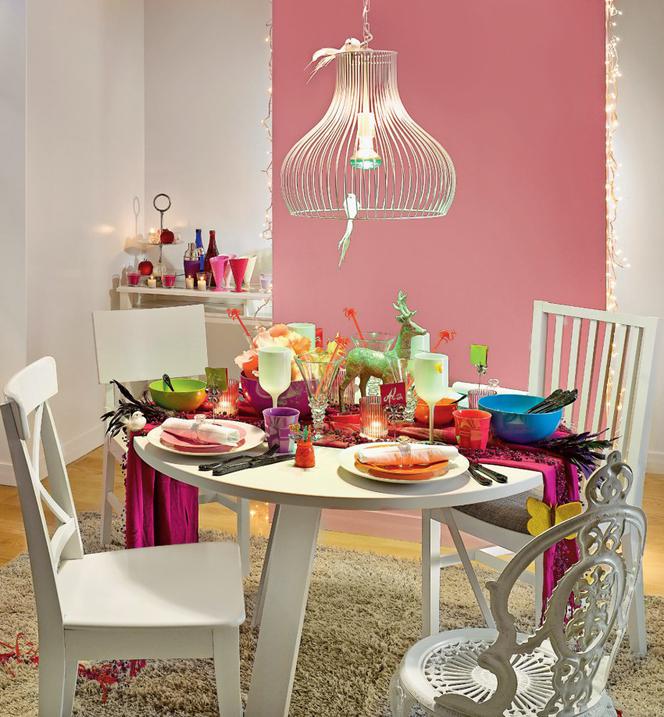 Kolorowy stół karnawałowy. Biały stół i kolorowe naczynia z melaminy