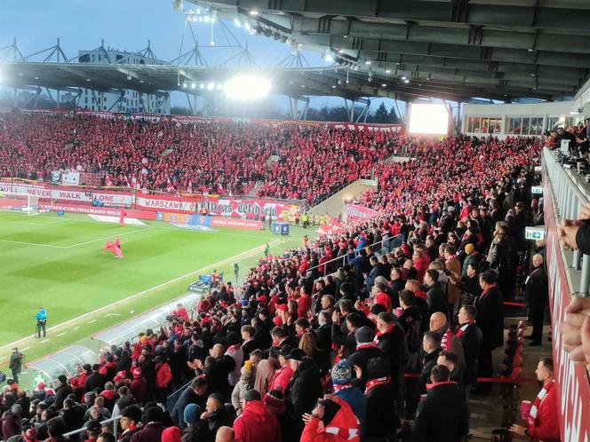 Legia vs. Widzew. Na stadionie w Łodzi zbierają się kibice