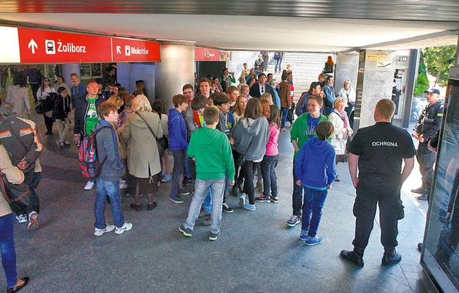 Ktoś gazuje ludzi w metrze