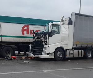 Wypadek na Autostradzie A1 w Częstochowie. Zderzyły się trzy TIRy
