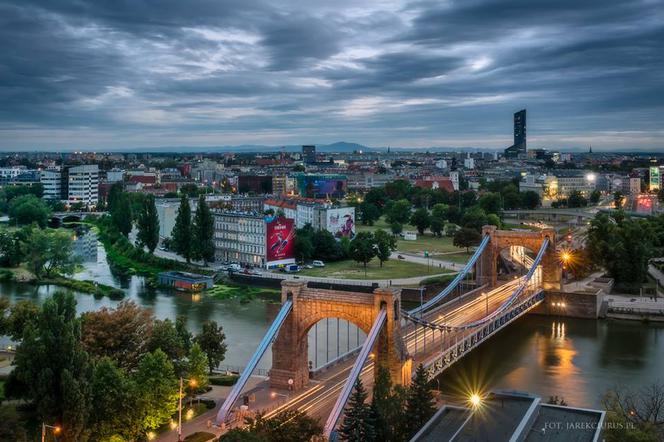 Ciemne, pierzaste chmury nad Wrocławiem