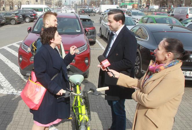 Ustawka kandydatów na placu Konstytucji. Wojna Lewicy i Trzeciej Drogi o miejsca parkingowe 