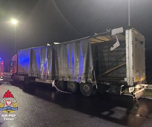 Wypadek pod Toruniem. Znicze wysypały się na drogę