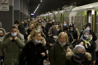 Pasażerowie podróżują jak sardynki w puszce. Horror na kolei 