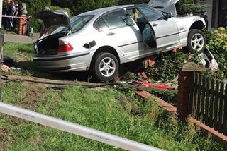 Kierowca BMW stracił przytomność i uderzył w MUROWANY płot! Poważny wypadek w Sierakowie [ZDJĘCIA]