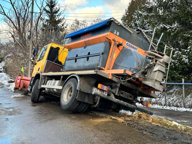 Pługosolarka zawisła na skarpie w Warszawie! Kierowca był kompletnie pijany