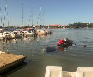 Samochód runął do jeziora! Żal mu było kilku złotych. W warsztacie zapłaci majątek