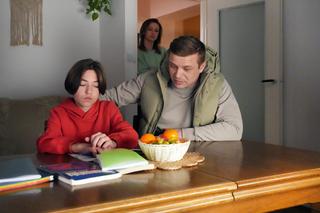 Barwy szczęścia, odc. 3043. Asia Sokalska (Anna Gzyra), Emil (Artem Malaszczuk), Hubert (Marek Molak)