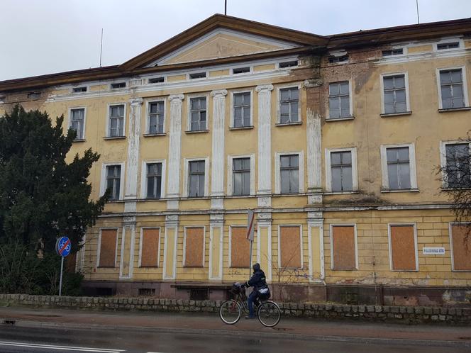 Lecą tynki z dawnego budynku kolejowego przy ul. Dworcowej