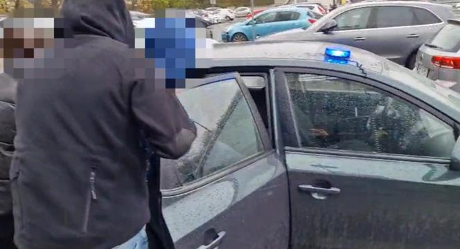 Naćpany kierowca w rękach policji. To on wciągał biały proszek za kierownicą taksówki!