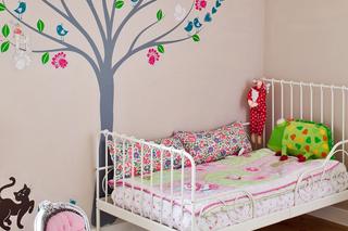 POKÓJ DZIECIĘCY: ładny pokój dla dziewczynki z dekoracją drzewa na ścianie 
