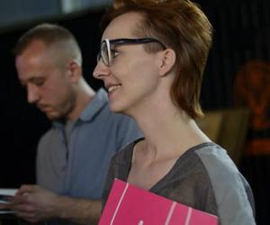 Na pierwszym planie Katarzyna Waloryszak, jedna z uczestniczek spotkania Młodzi do Łodzi 2013