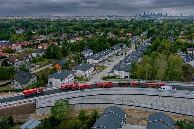 Kolumna wielkich tirów w Rembertowie. Tak testowali nowy wiadukt