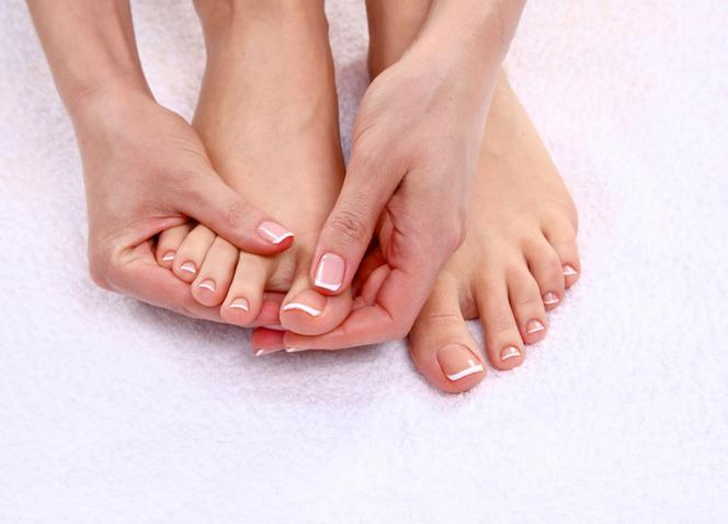 paznokcie u nog jak o nie dbac choroby paznokci pielegnacja pedicure poradnikzdrowie pl czerwono bezowe grzybica przyczyny