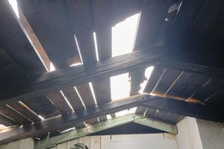 Jedlina-Zdrój. Wybuch gazu w mieszkaniu w budynku wielorodzinnym. Dwie osoby poparzone [ZDJĘCIA].