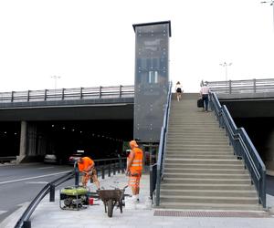 Historyczny moment na placu Na Rozdrożu. Windy już działają! Mieszkańcy wniebowzięci: „Od lat na to czekaliśmy!”