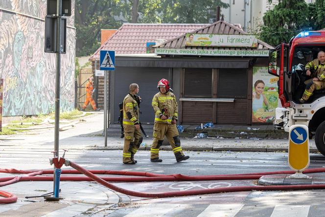 Pożar kamienicy w Poznaniu. Trwają poszukiwania zaginionych strażaków [ZDJĘCIA].