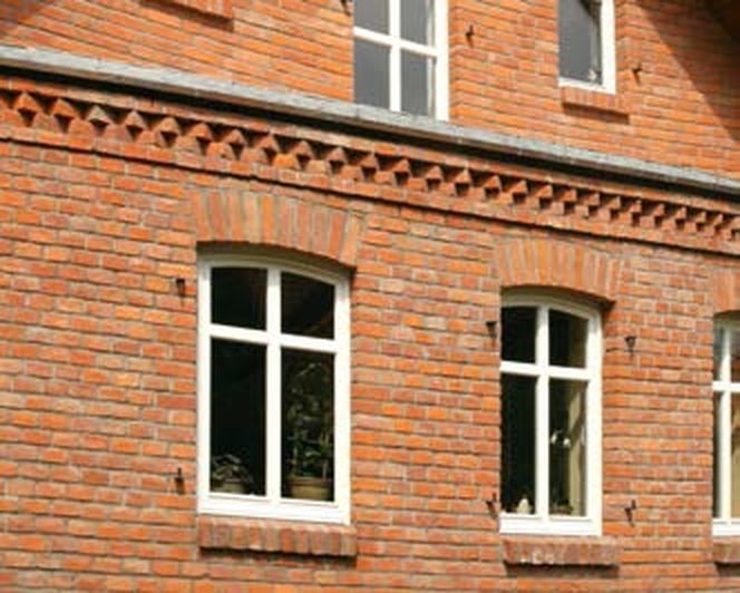 Elewacje z cegieł klinkierowych lub cegieł licowych. Poznaj zasady murowania ścian elewacyjnych