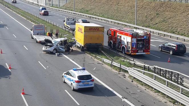 Horror na S2. Ciężarówka zmiażdżyła auto, dwie osoby zakleszczone w środku