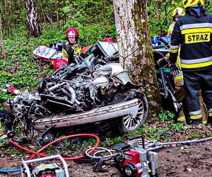 BMW roztrzaskało się na drzewie. 22-latka nie żyje