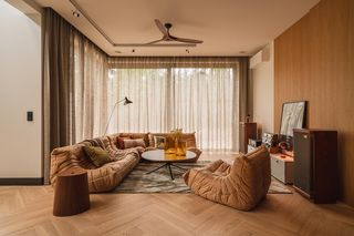 Styl Bauhaus? Tak, ale w cieplejszej, bardziej przytulnej wersji. Tak wygląda 250 m² czystego stylu!