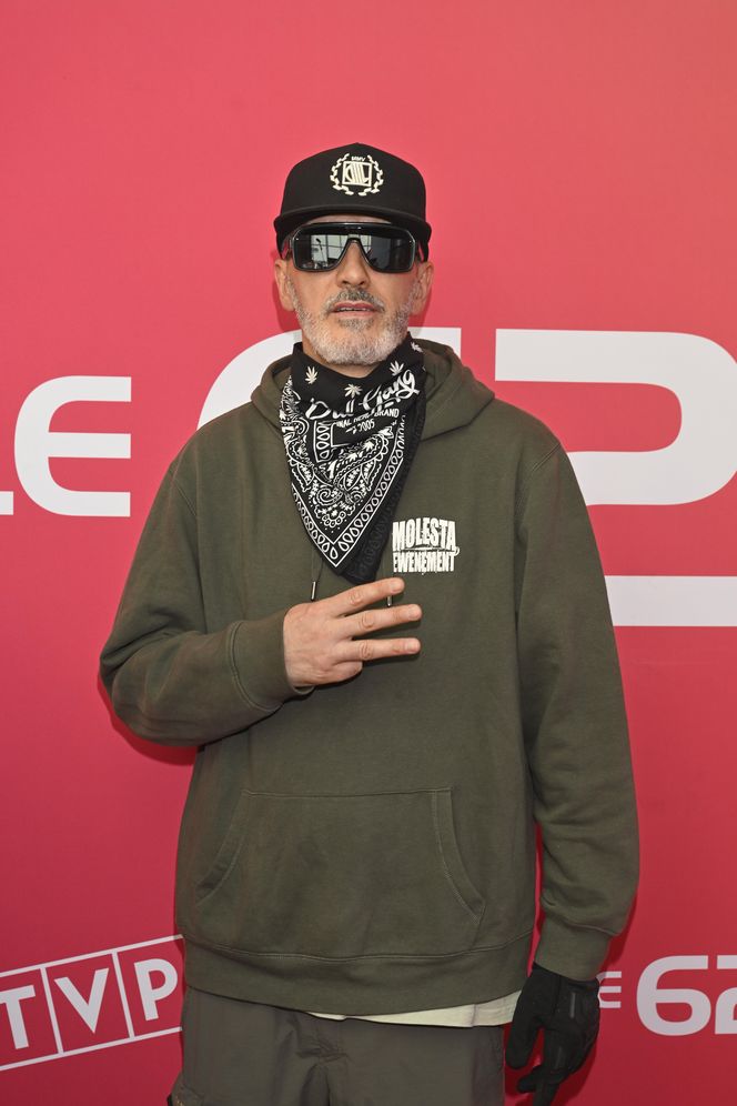 Konferencja prasowa 62. edycji Krajowego Festiwalu Polskiej Piosenki w Opolu. Tłum gwiazd na czerwonym dywanie